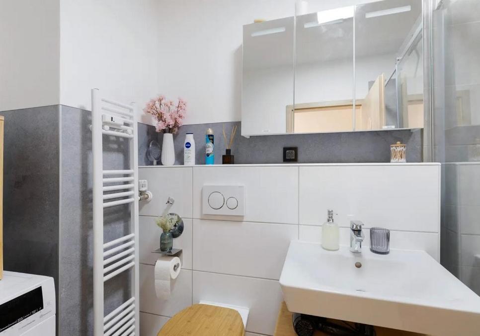 Charmentes Privatzimmer Mit Kueche, Naturgebiet Düsseldorf Esterno foto